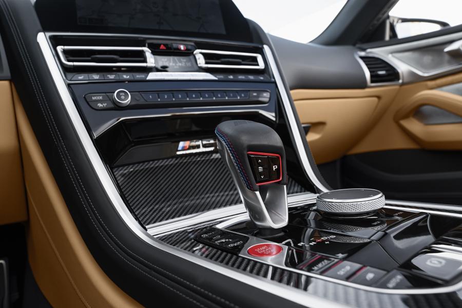 Детали интерьера BMW M8 Competition Convertible (F91) 2019 года  (WW) (фото 30 из 50)